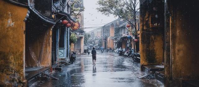 公开线索对照:到达层外侧停了贴应援字的大巴,交警过来挪禁停区的车